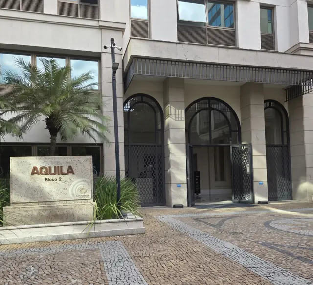 Entrada do Bloco 2 (Áquila) do Centro Empresarial Universe, com arcos e calçada de pedra portuguesa